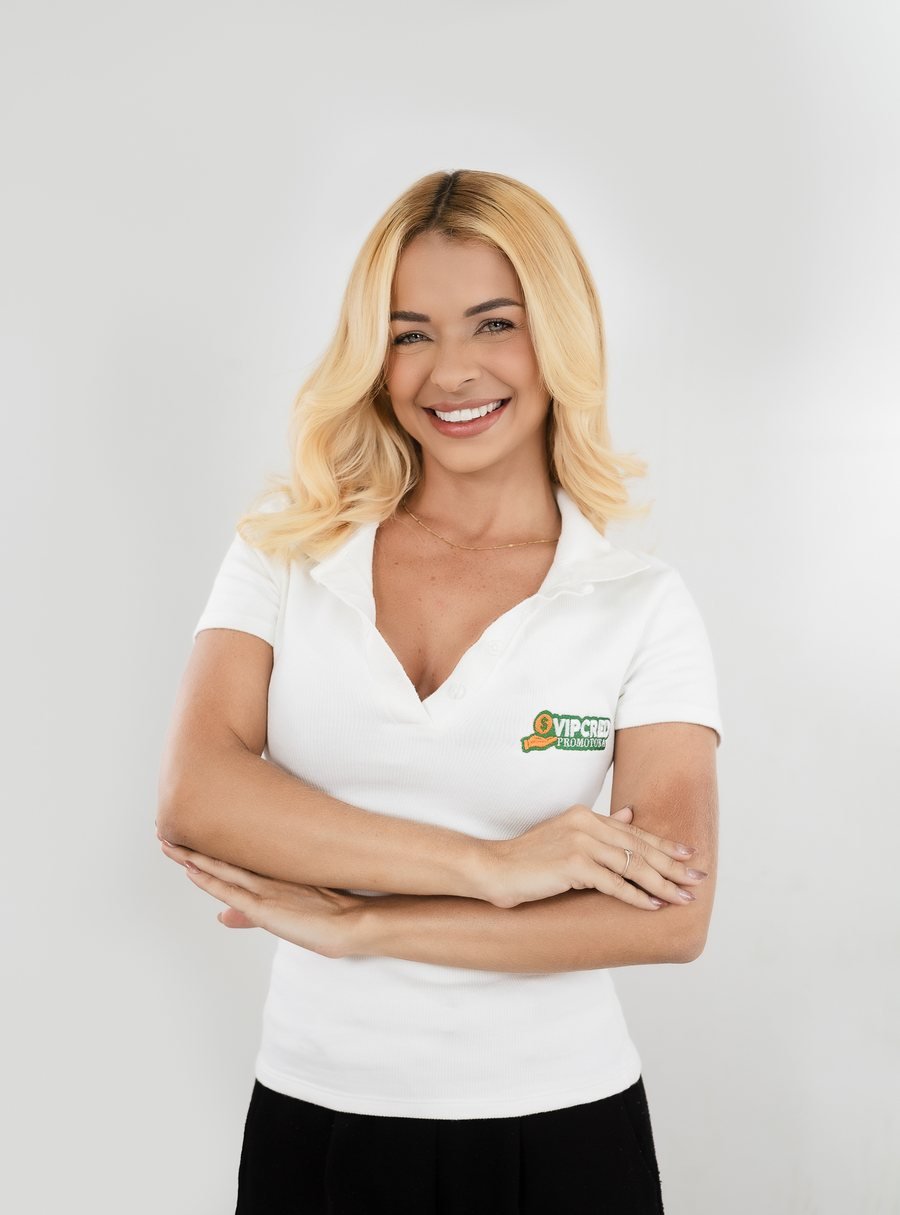 Atendente da VIPCRED Promotora sorrindo, com a camisa da empresa